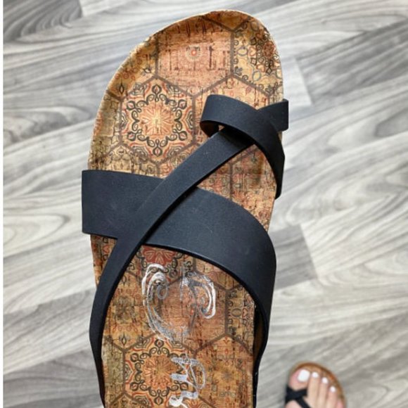 Gypsy Jazz Toe Strap Sandals - Better Be Me, Black - Picture 4 of 6